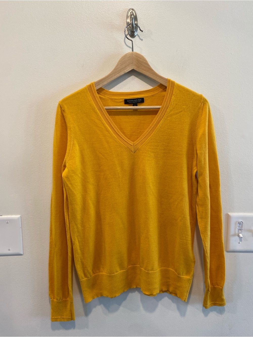 Banana Republic Women's V-Neck Sweater in Mustard size Large 100% merino wool